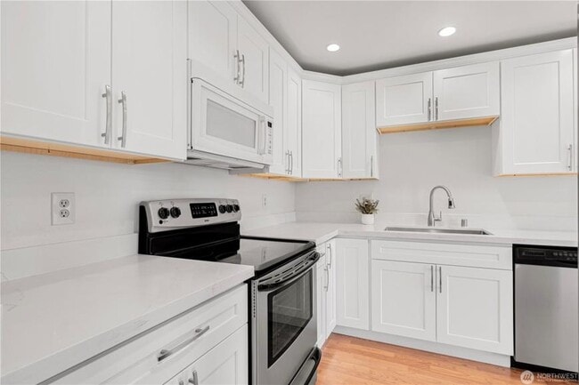 Building Photo - 3 bedroom in Seattle WA 98109