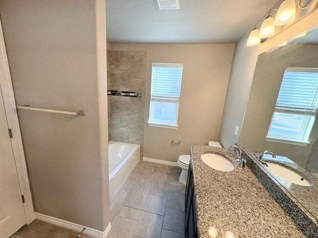 Building Photo - Beautiful 3 Bed, 2.5 Bath House in Windsor!
