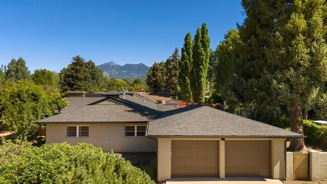 Building Photo - Reburbished 3bd/2ba, 2,275 sq ft home in Coconino Estates close to Hospital, park, downtown Flags...