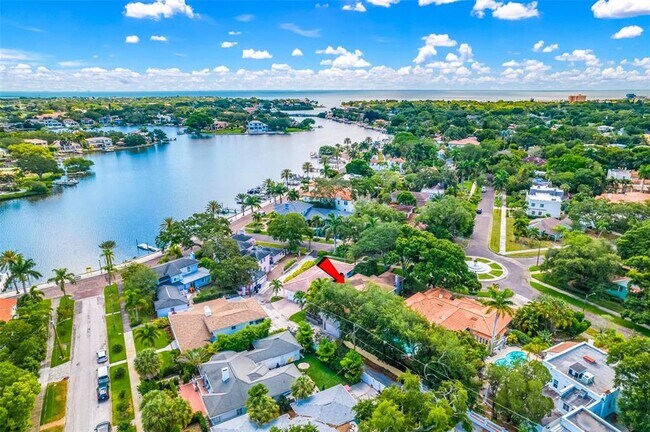 Building Photo - 205 25th Ave NE