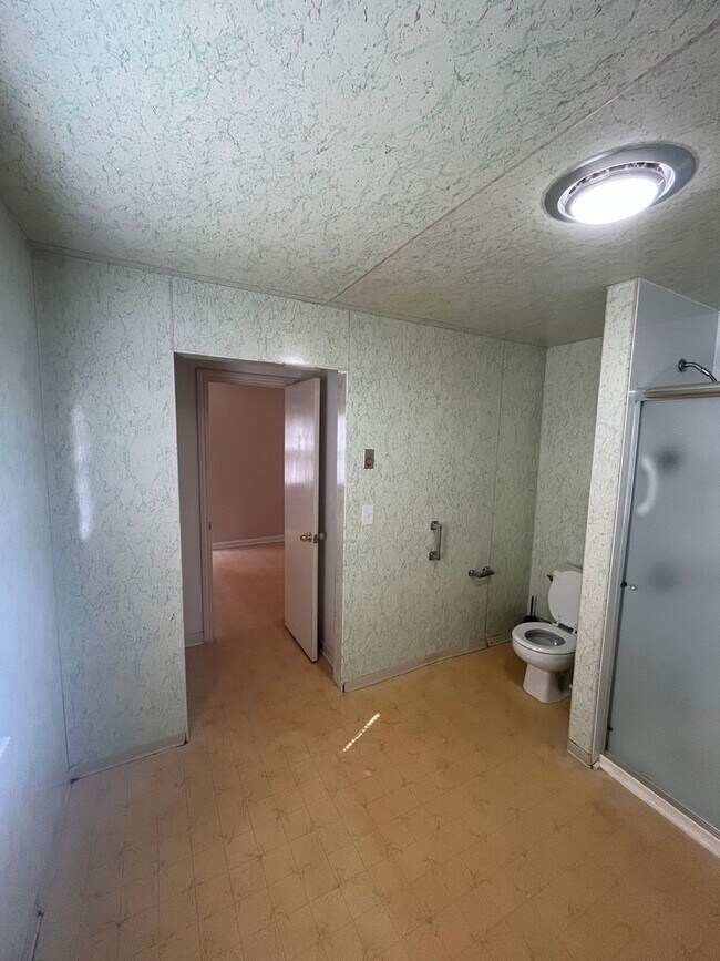 Building Photo - 3 Bedroom Home with In-Law Suite Available Near Rochester General