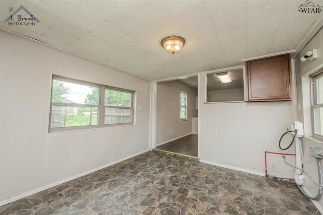 Building Photo - 1508 N Victoria Ave