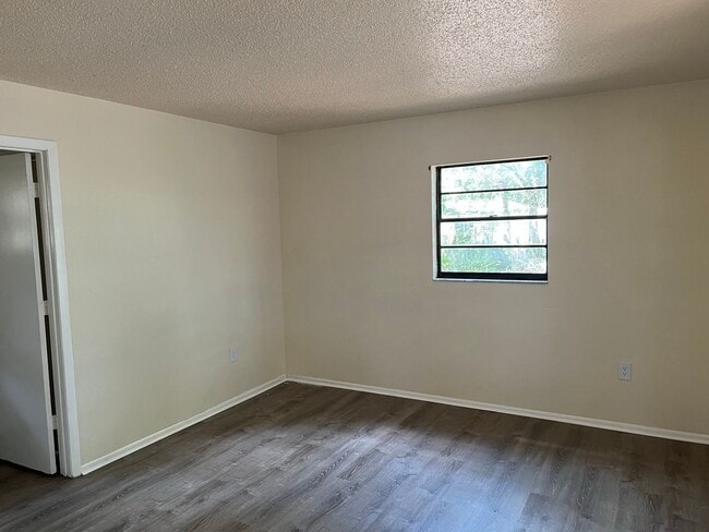 Building Photo - Annual 3 Bedroom 2 bath Duplex $1,795 a month