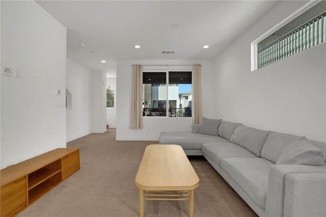 Building Photo - 140 Allusion