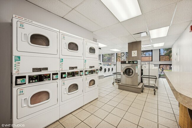 Building Photo - 1660 N La Salle Dr