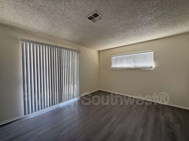 Building Photo - 664 Honeysuckle Rd