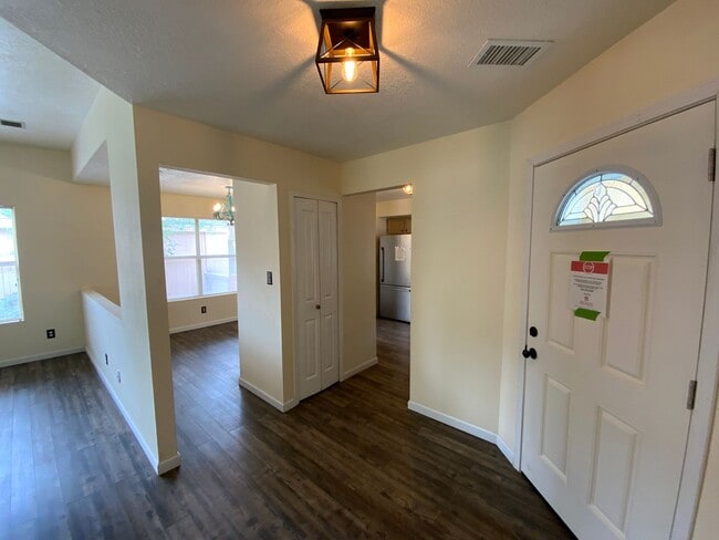 Building Photo - 2 Bedroom Single Story Home Available Near...