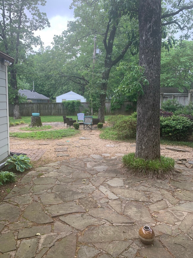 Building Photo - Very Nice 3 Bedroom 2 Bath Home in The Hei...