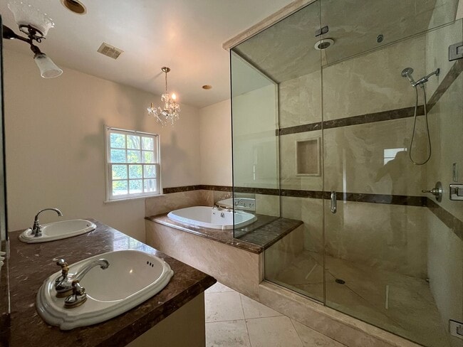 Building Photo - Encino 3+3 w/gated entry, pool + solar pan...