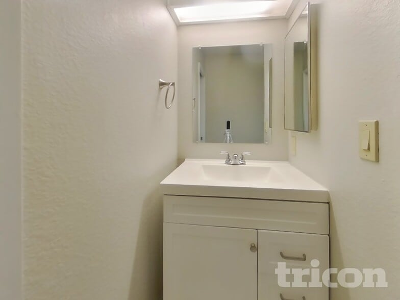 Building Photo - 7726 Robinette Rd