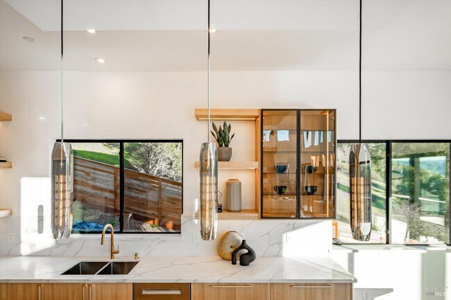 Building Photo - 1580 Clear Ridge Dr