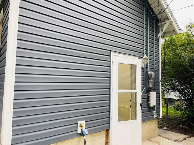 Building Photo - 3 bedroom house - Pet Friendly, Garage, Fenced Yard
