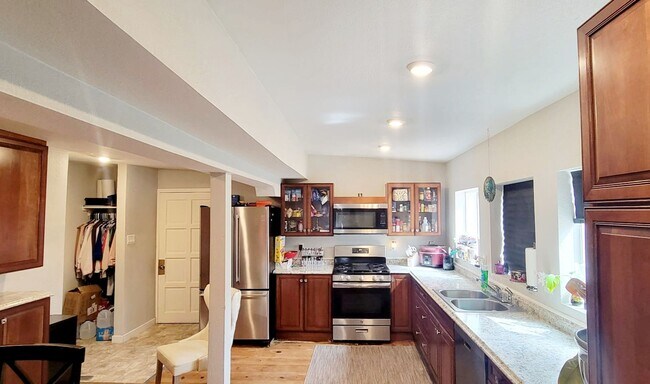 Building Photo - Pre-Lease Avail. 06/01 - Open & Bright, Updated Flooring, W/D Available