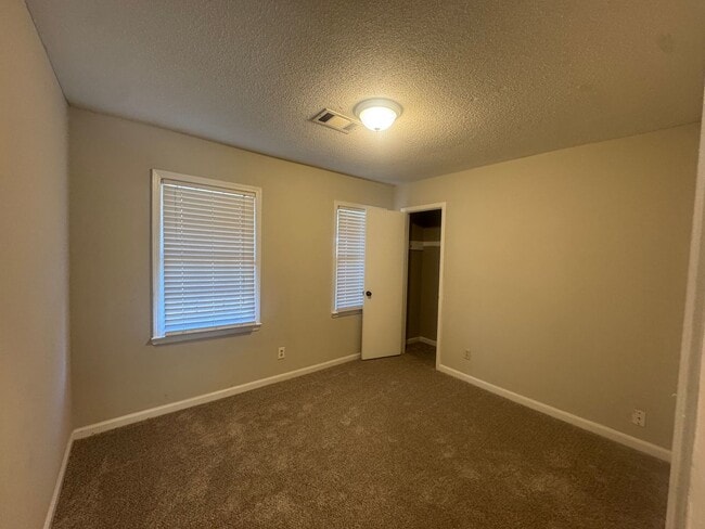 Building Photo - Perfection!!