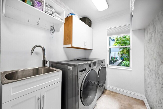 Building Photo - Southwest 111th Terrace, Miami, FL 33176 -...