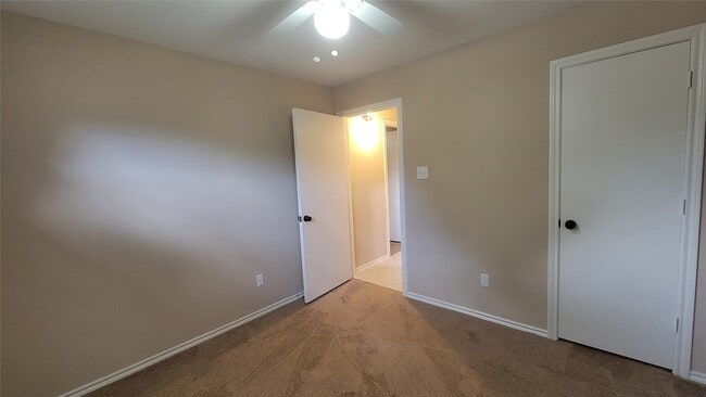 Building Photo - 3335 Lakeland Gardens Dr