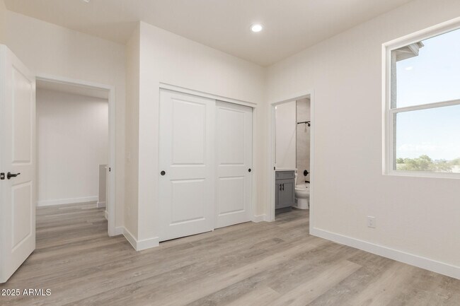 Building Photo - 957 E Desert Dr