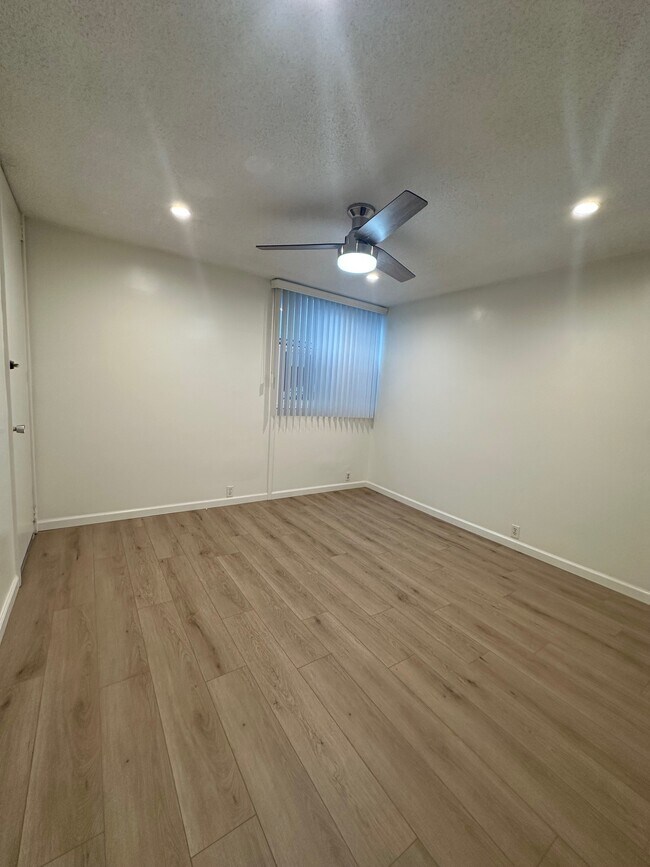 Building Photo - 537 Evergreen St