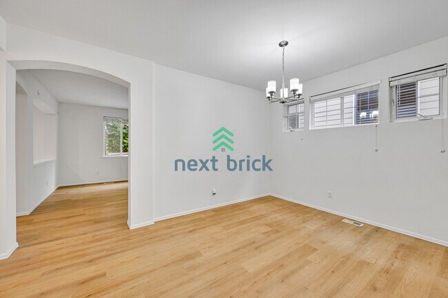 Building Photo - 4 Bed 2.5 Bath Single-family House Availab...