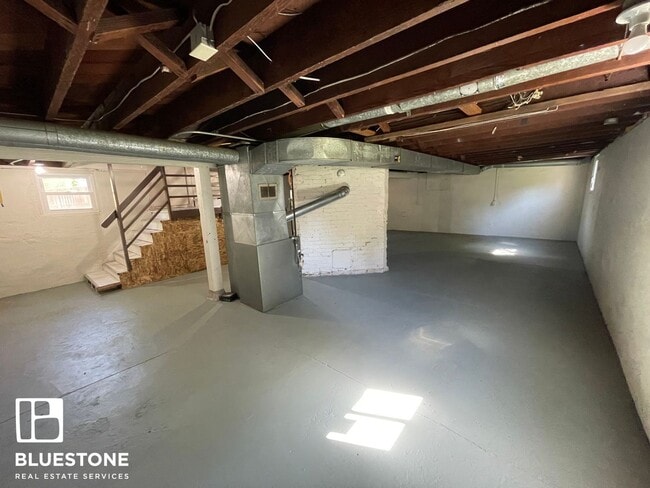 Building Photo - 1204 NE Dekum St