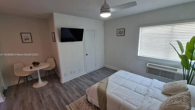 Building Photo - 7325 Carlyle Ave