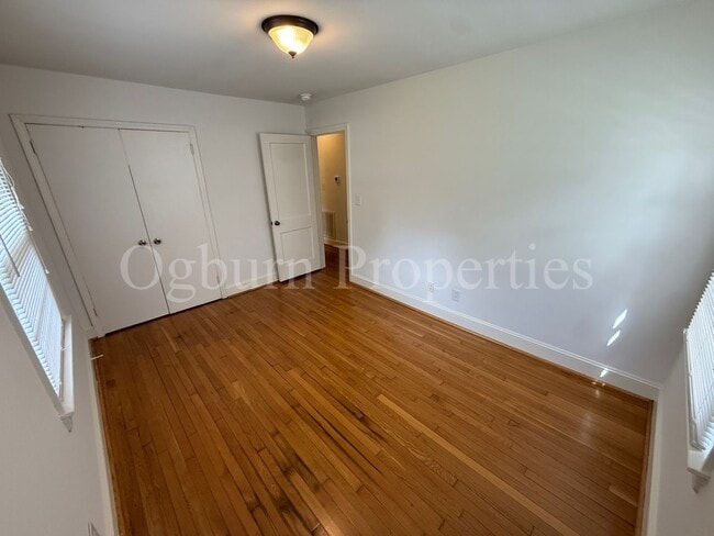 Building Photo - 2403 Lyndhurst Ave