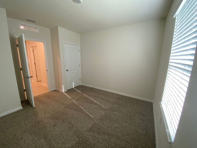 Building Photo - 4 Bedroom 2 Bath home in Oak Leaf Preserve...