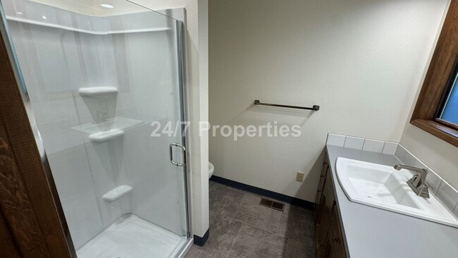 Building Photo - 3 BD I 3.5 BA Home - Separate Living Areas