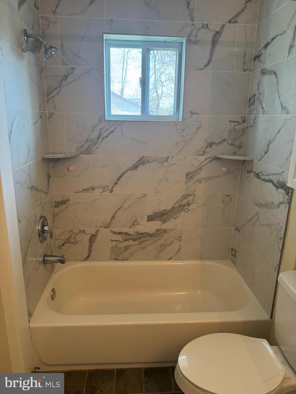 Building Photo - 422 Kansas Rd