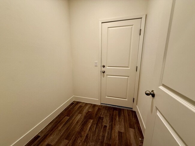 Building Photo - 3 BED 2.5 BATH 2 CAR GARAGE TOWNHOUSE w/ P...