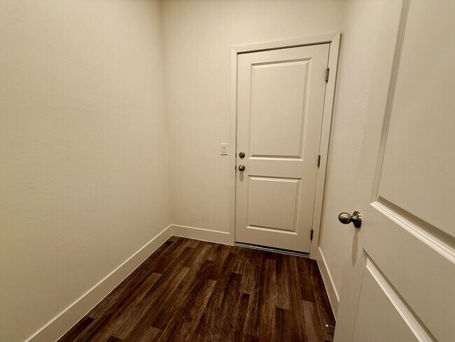 Building Photo - 3 BED 2.5 BATH 2 CAR GARAGE TOWNHOUSE w/ PRIVATE BACKYARD in GATED COMMUNITY.