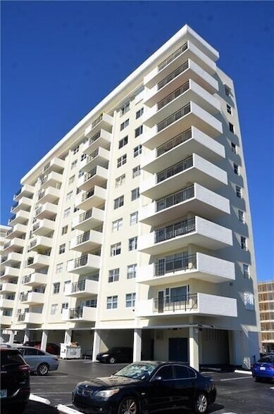 Building Photo - 401 Golden Isles Dr