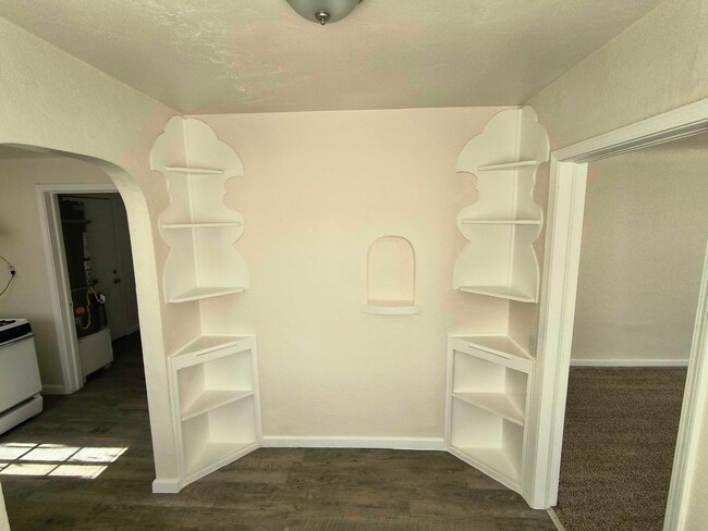 Building Photo - Cute Home in Oildale with Move In Special!
