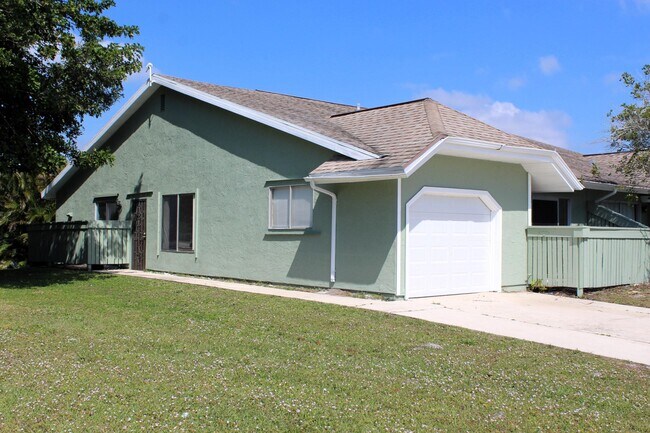 Building Photo - 1790 SE Ryecroft Ct