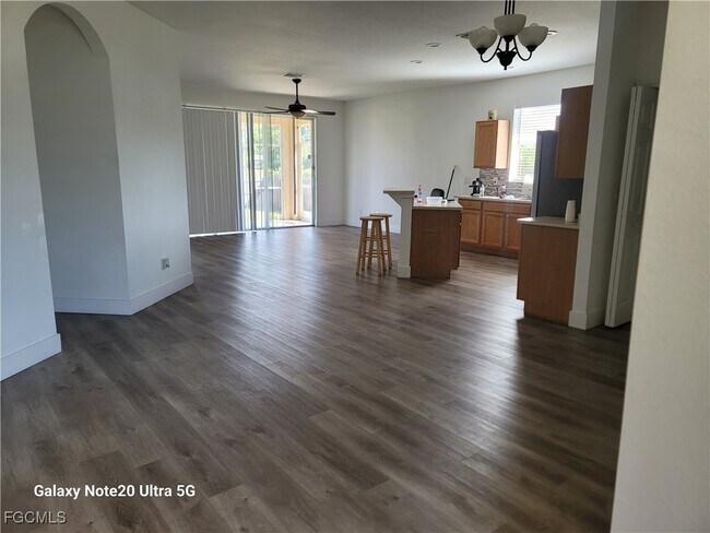 Building Photo - 702 Milton Ave N