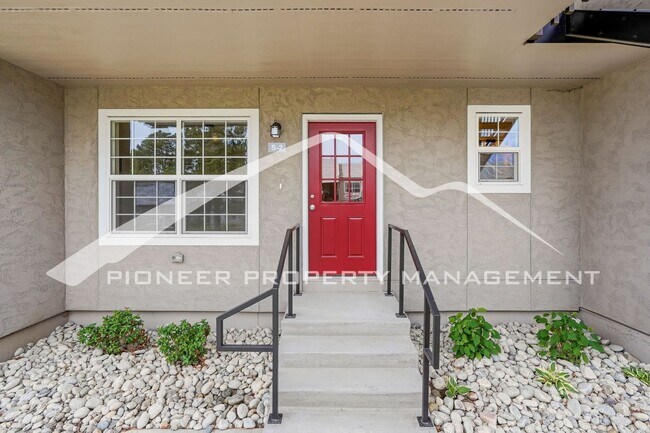 Building Photo - Spacious Condo with Washer/Dryer and Central AC