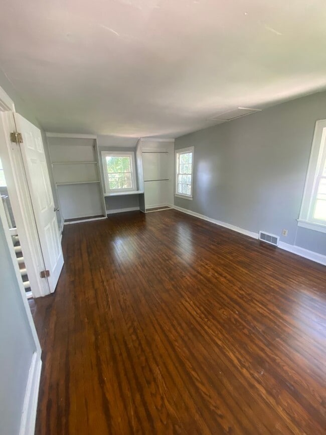 Building Photo - Charming 4-Bedroom Home with Sunroom, Fenc...