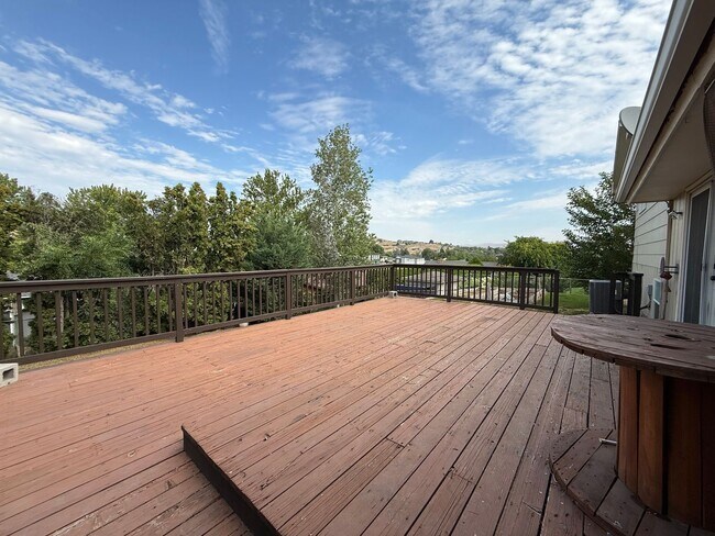 Building Photo - Spacious 3 Bedroom Home with Large Yard & ...