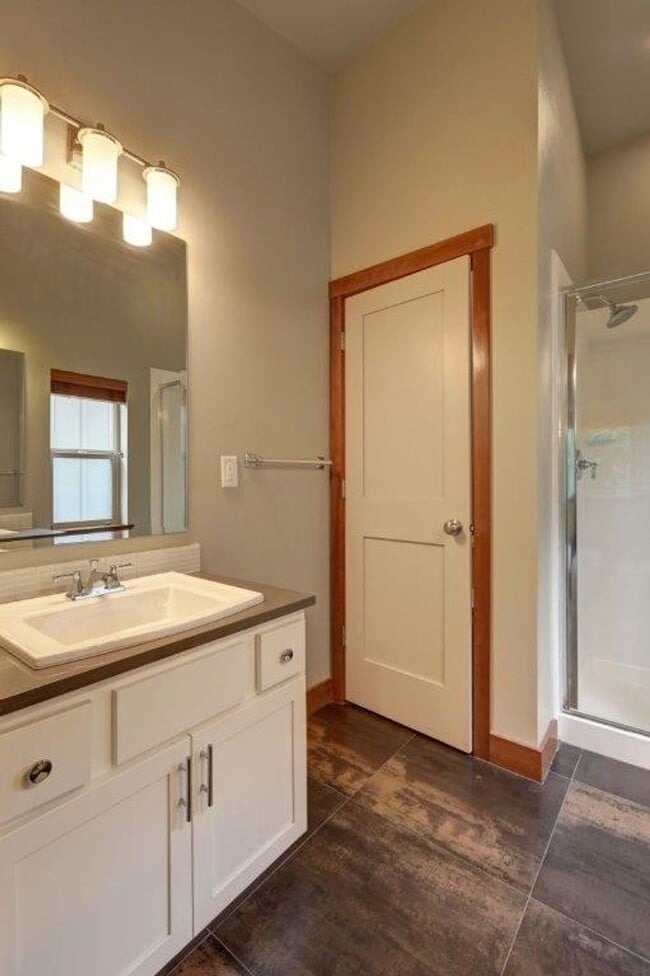 Building Photo - Stunning 3bd, 2.5ba Townhome Available in ...