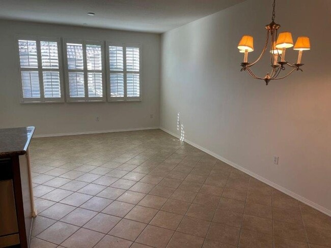 Building Photo - Luxurious 2 bed/ 2 bath townhouse in guard...