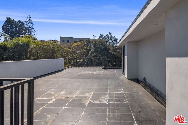 Building Photo - 12700 Montana Ave