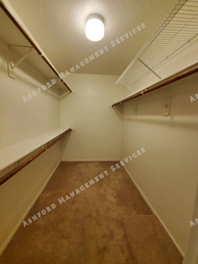 Building Photo - PINNACLE HILL RENTAL WITH MTN VIEWS, FIREP...