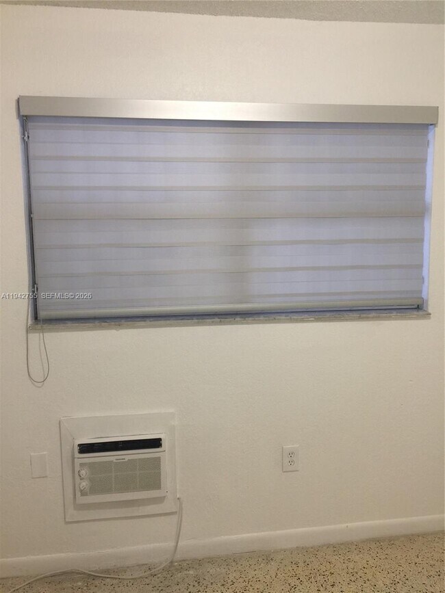 Building Photo - 142 SW 18th Ave