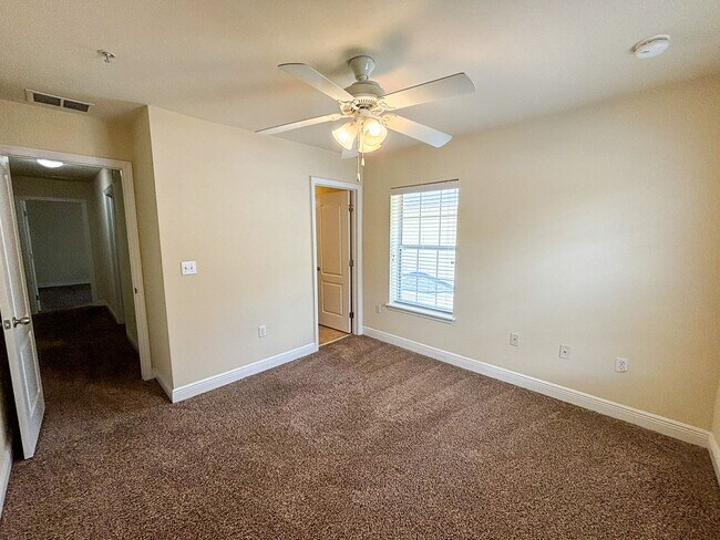 Building Photo - Chase Hollow #83 - Pet Friendly!