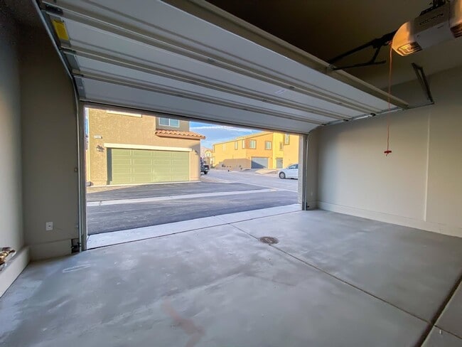 Building Photo - GATED 3 BED 2 BATH 2 CAR GARAGE SINGLE FAM...