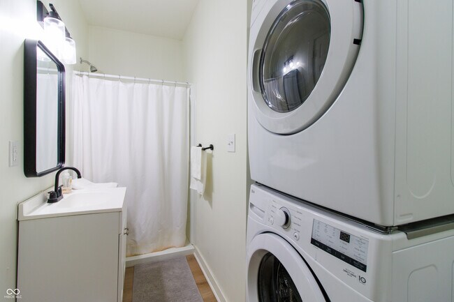 Building Photo - 1546 E 10th St