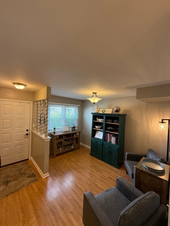 Building Photo - 7S478 Lynn Dr