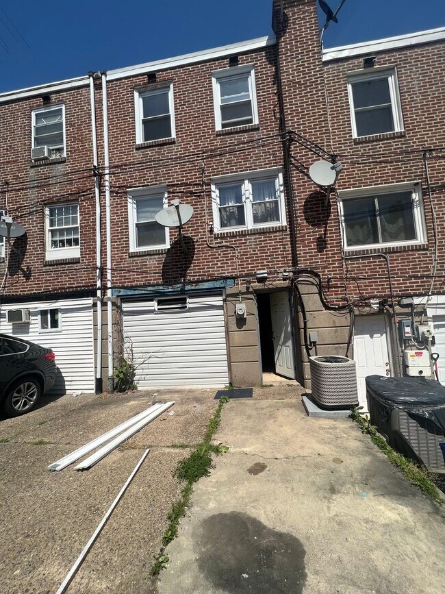 Building Photo - Charming Modern 3 Bedroom w/ Washer & Dryer & Optional 4th Bedroom in Basement | Overbrook