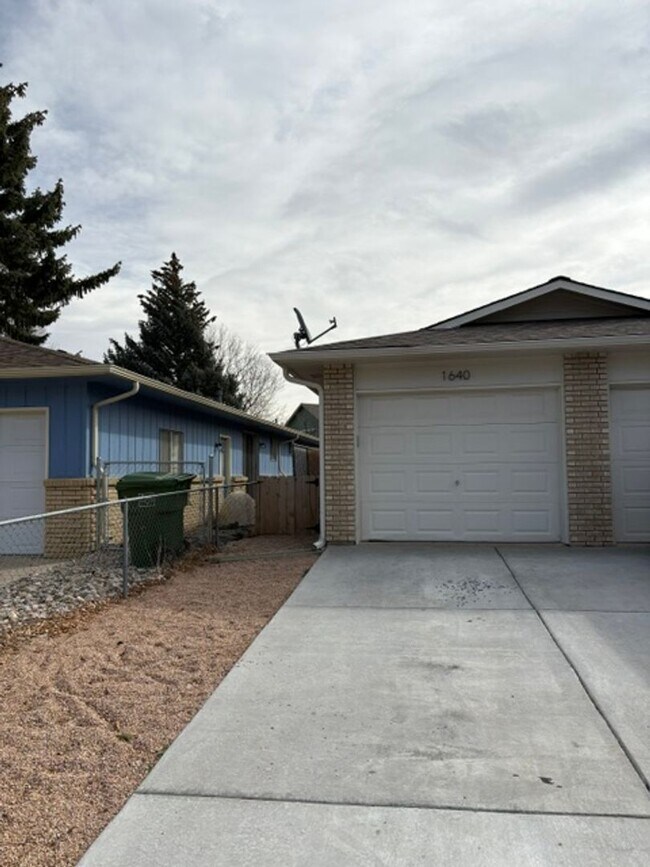 Building Photo - Completely Renovated 2BD/1BA Condo w Attached Garage