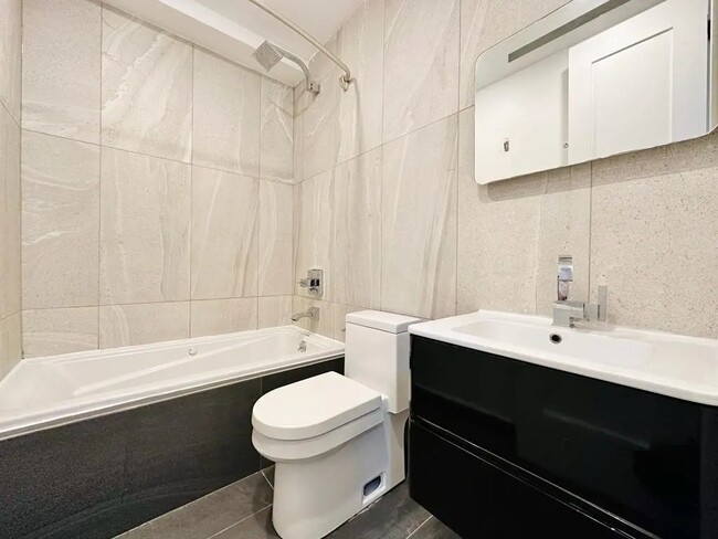 Building Photo - Private Bedroom in a 4 bedroom / 2 bathroo...